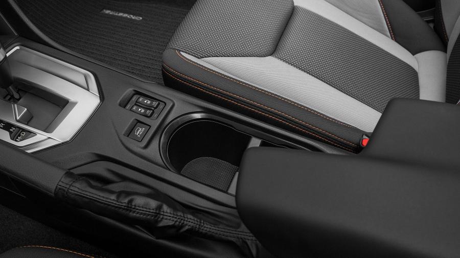 Детали интерьера Subaru Crosstrek 2017 года  (фото 65 из 73)